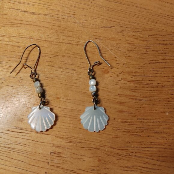 Vintage Mother of Pearl Seashell Dangle Earrings - Picture 5 of 6